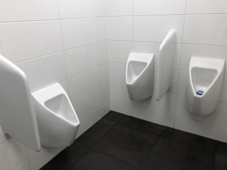 Senkung der Betriebskosten mit den wasserlosen Urinalen von Sanicus